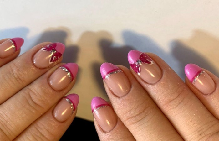 Triangle French Tip Short Nails